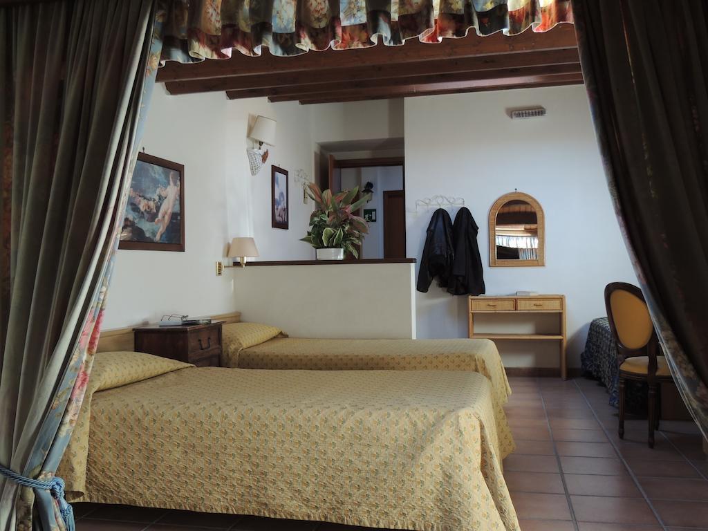 Country Relais I Due Laghi Villa Anguillara Sabazia Szoba fotó