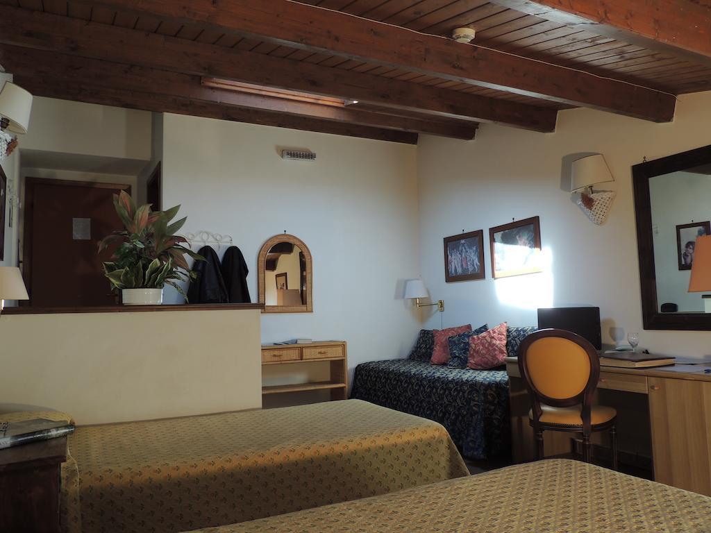 Country Relais I Due Laghi Villa Anguillara Sabazia Szoba fotó